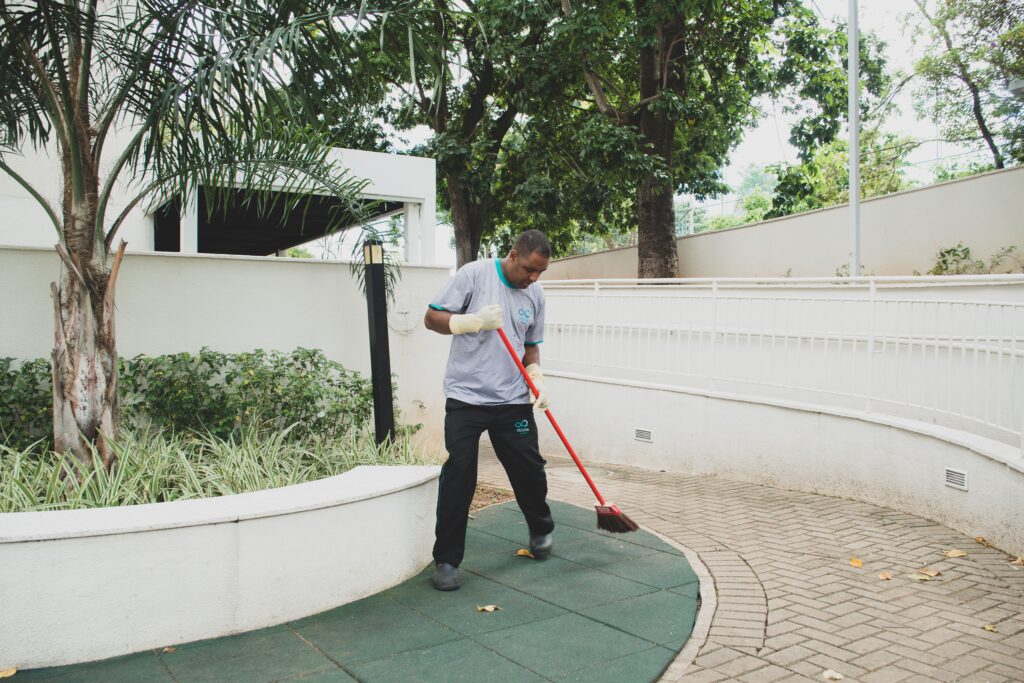 zelador cuidando de jardim em condomínio em Belo Horizonte