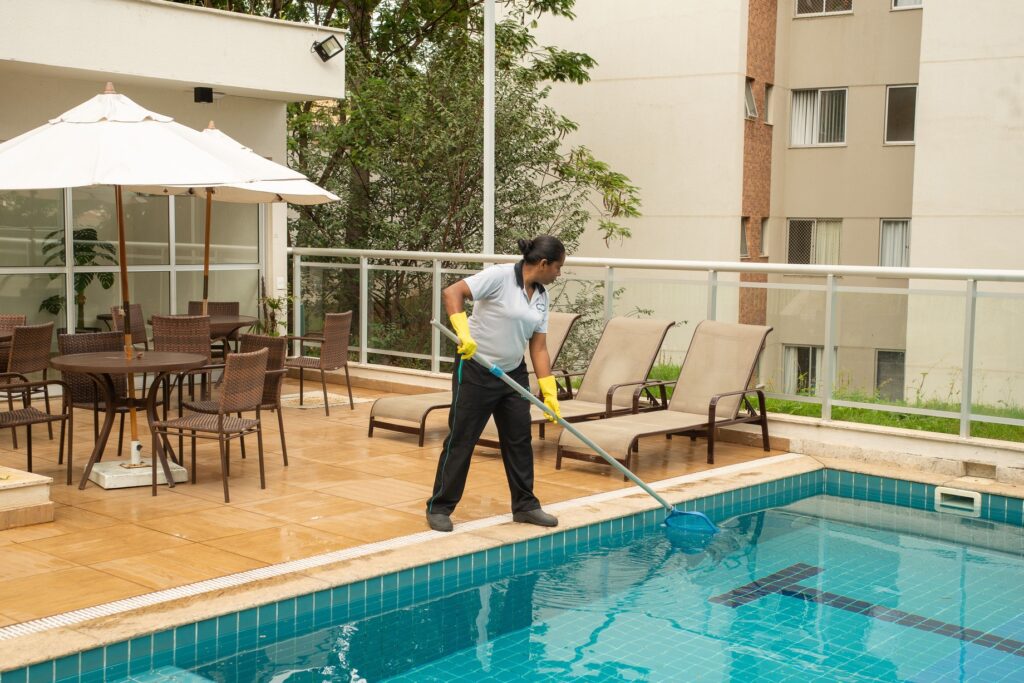 limpeza de área de piscina em condomínio BH